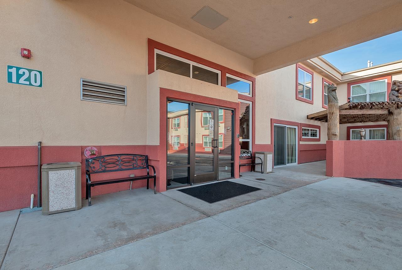 Days Inn By Wyndham Manitou Springs Bagian luar foto